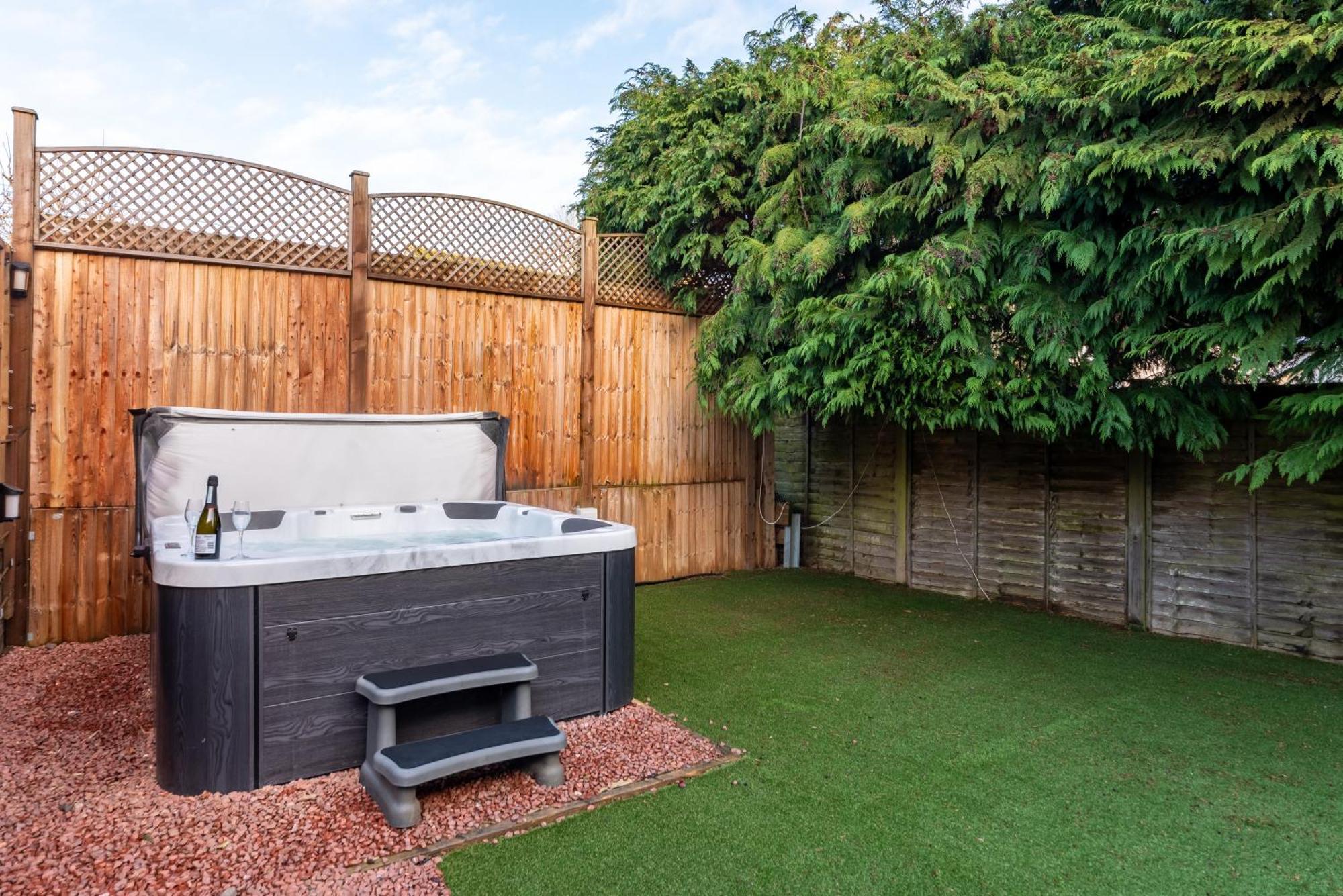 Cotswold Holiday Let With Hot Tub - The Old Garage Чиппинг-Нортон Экстерьер фото