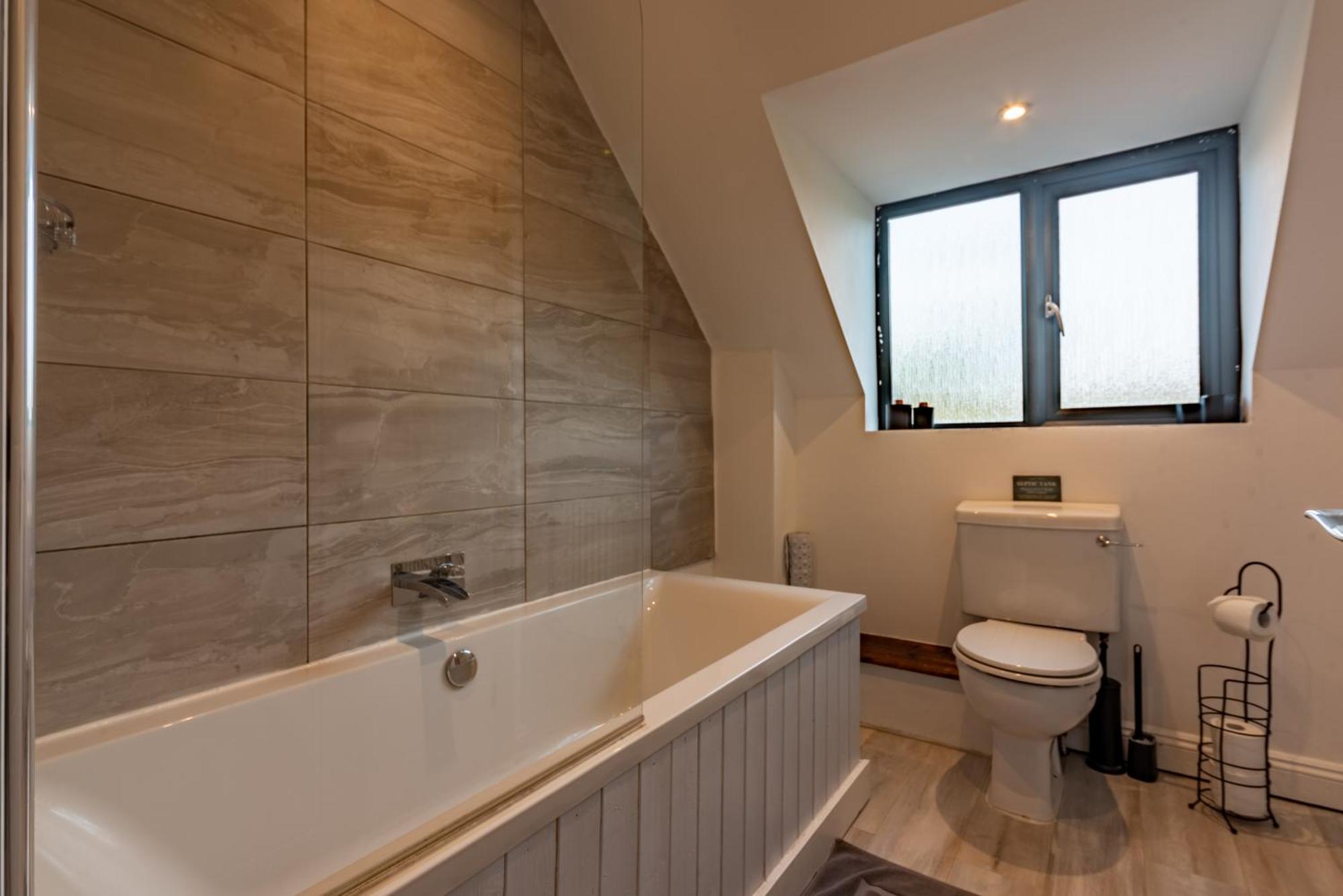Cotswold Holiday Let With Hot Tub - The Old Garage Чиппинг-Нортон Экстерьер фото